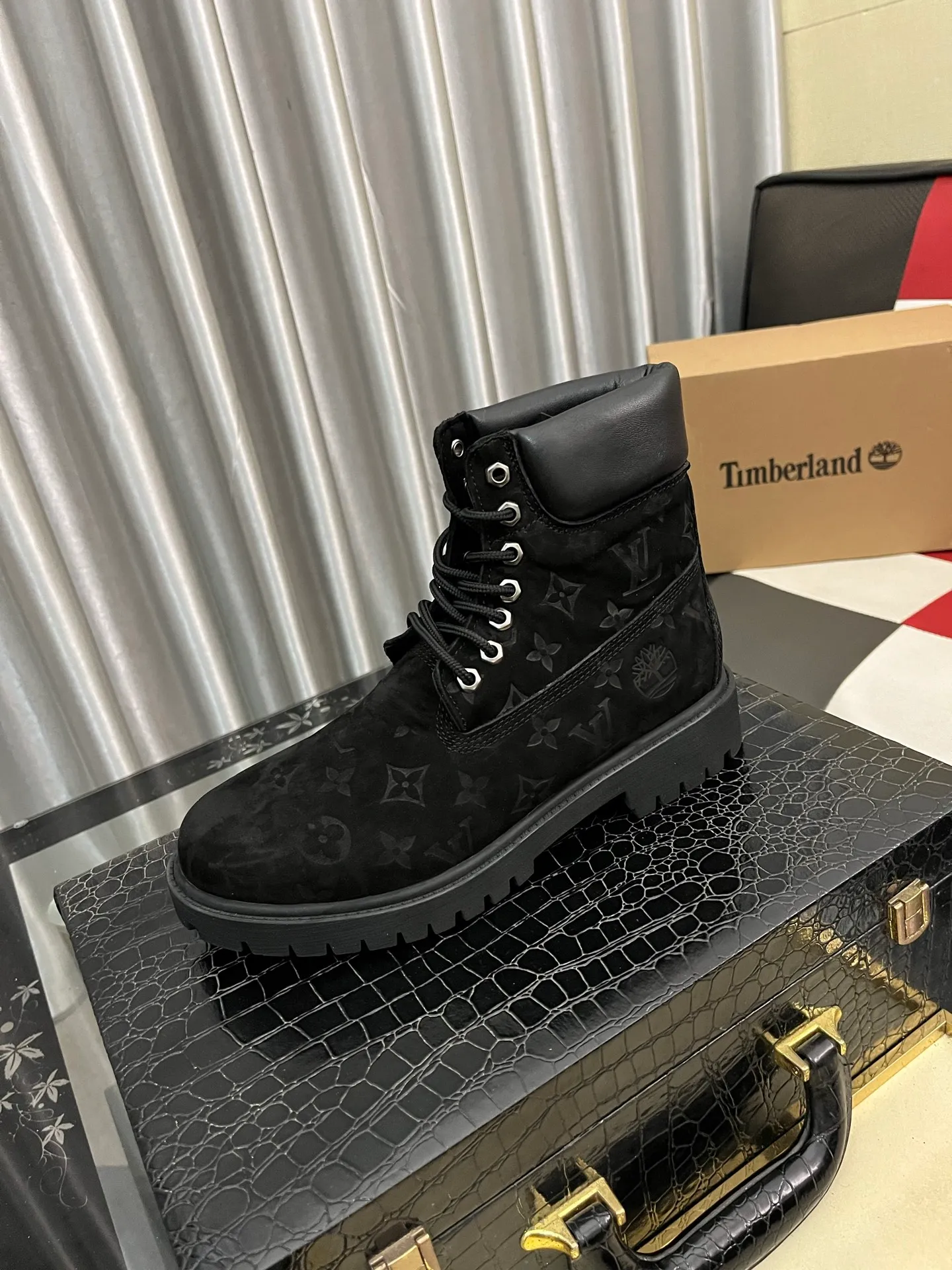 Ex-factory price: 458⌚️⌚️LV x Timberland Timberland joint model Presbyopia Embossed Rhubarb Boots Ankle Boots Short Boots LV x Timberland ankle boots are made of Monogram embossed waterproof nubuck cow leather, relying on the brand's exquisite craftsmanship to carefully reshape the classic Timberland 6-inch boot shape in Italy, with an eye-catching American workwear style. Created by Pharrell Williams 2025 autumn and winter menswear show. Monogram embossed tongue, original Timberland laces and outsole are exquisite details, and the leather label expresses the cooperation logo. Exquisite packaging at the delivery counter🛍📦 ▪️Material: Original customized imported first-layer cowhide ▪️Inner lining: Original customized leather lining/mesh lining ▪️Outsole: Original molded rubber material ▪️Sole thickness: 3.5CM ▪️Size: 38-44